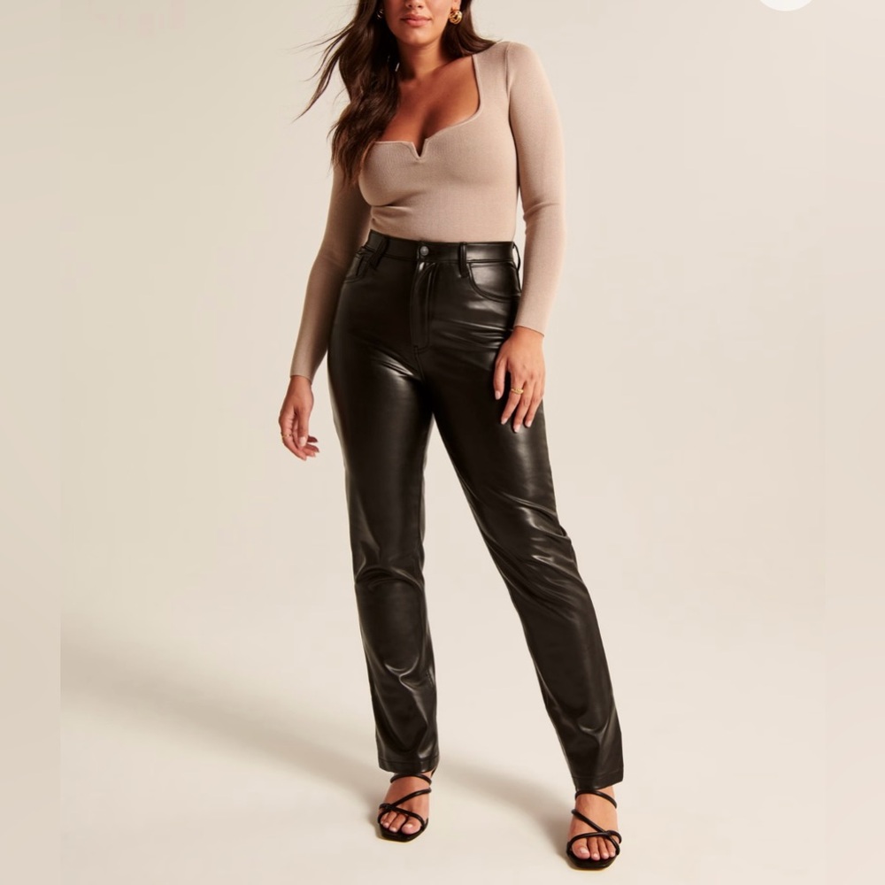 Abercrombie & Fitch Curve Love Vegan Leather 90s Straight Leg Pants (Like New)